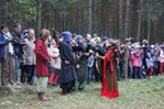 Маршем под средневековую музыку