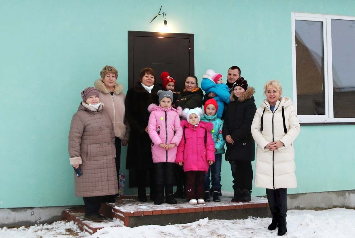 Многодетная семья из Кировского района ЛО получила ключи от нового дома