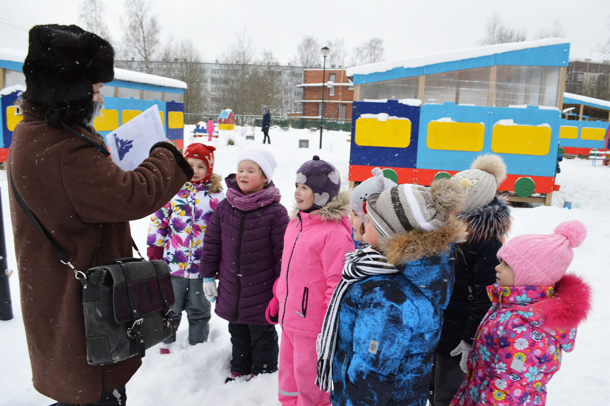 Воспитанники детского сада № 32 "Сказка" в Кировске встали на лыжи