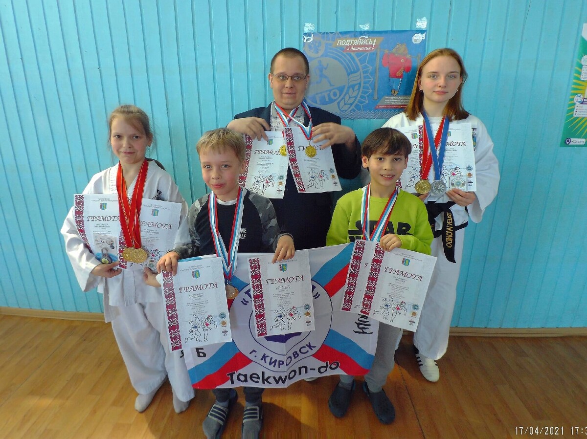Тхэквондисты из Кировского района привезли награды с кубка шахтерской славы