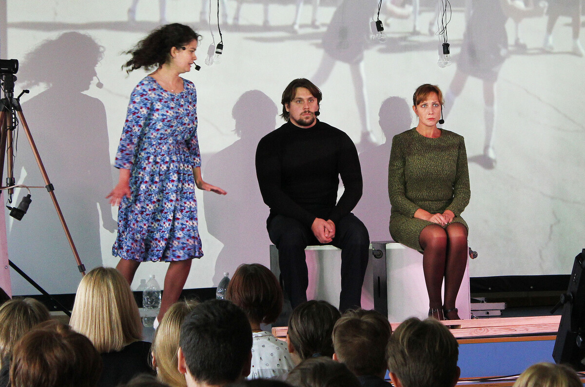  Кировским школьникам представили спектакль в память о Беслане