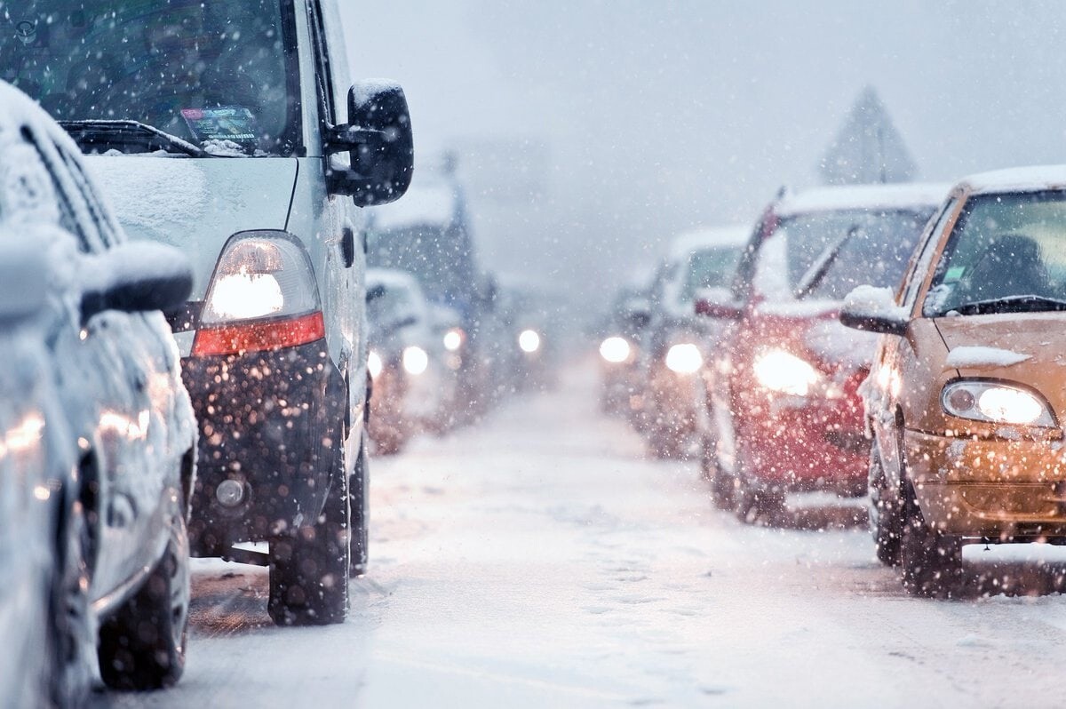 На дорогах Ленобласти напряженная ситуация из-за погоды