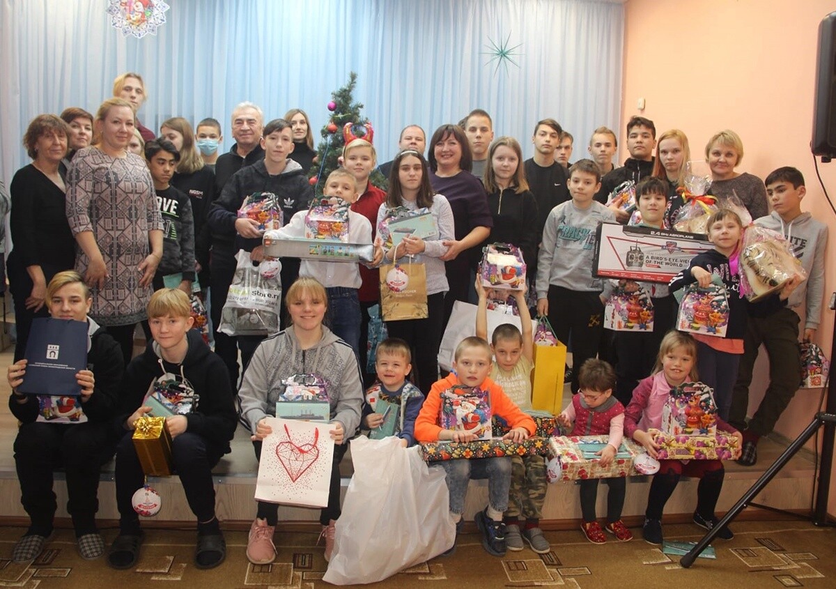 Активисты партии «Единая Россия» поздравили с Новым годом ветеранов, детей, медицинский персонал и многодетные семьи