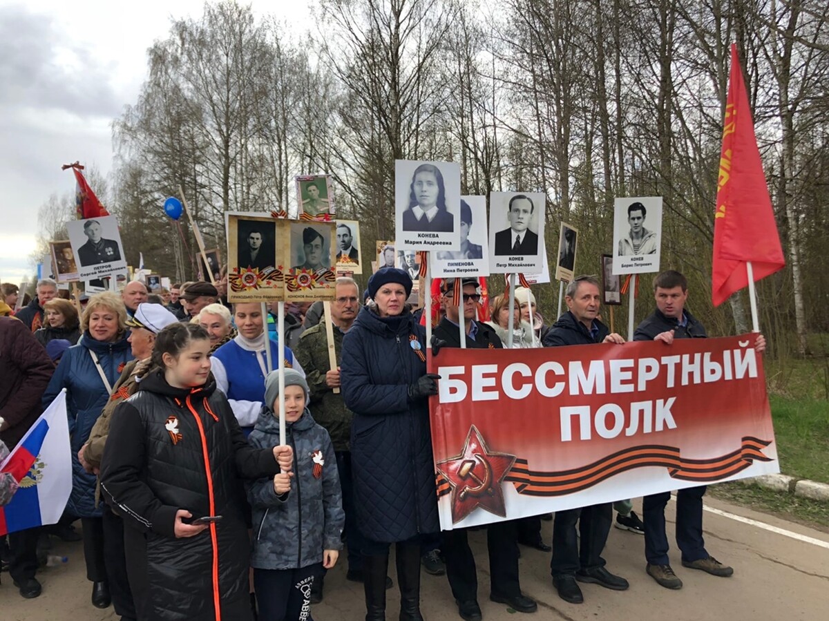 Жители и гости Кировского района прошли в "Бессмертном полку" на Синявинских высотах