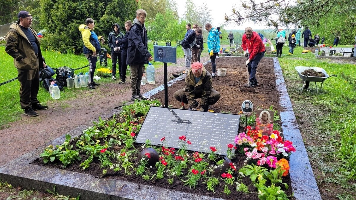 На Синявинских высотах прошла масштабная акция памяти «Цветы на братские могилы» 