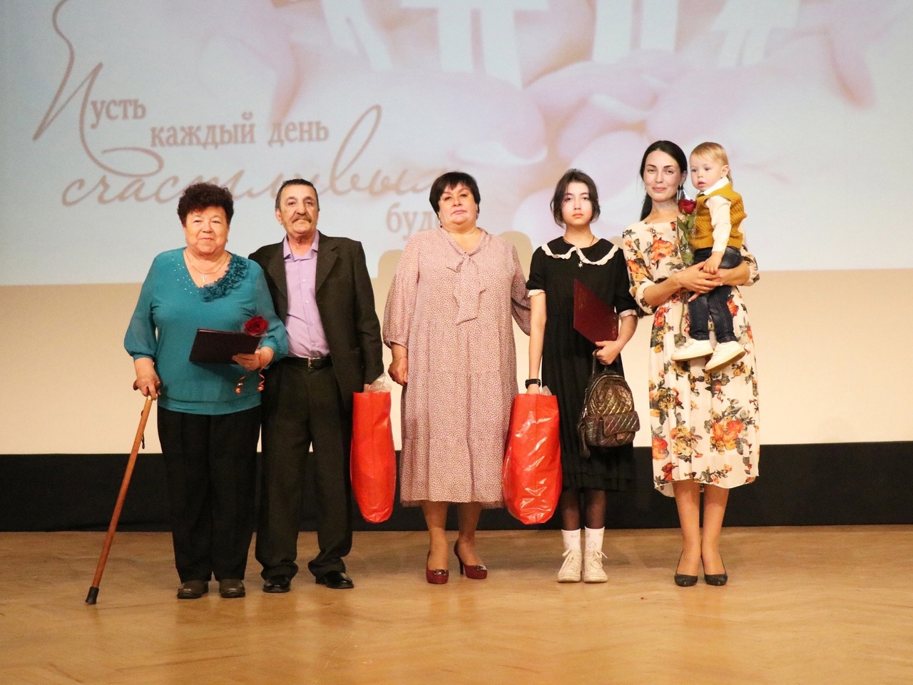 Семьи Кировского района поздравили с праздником