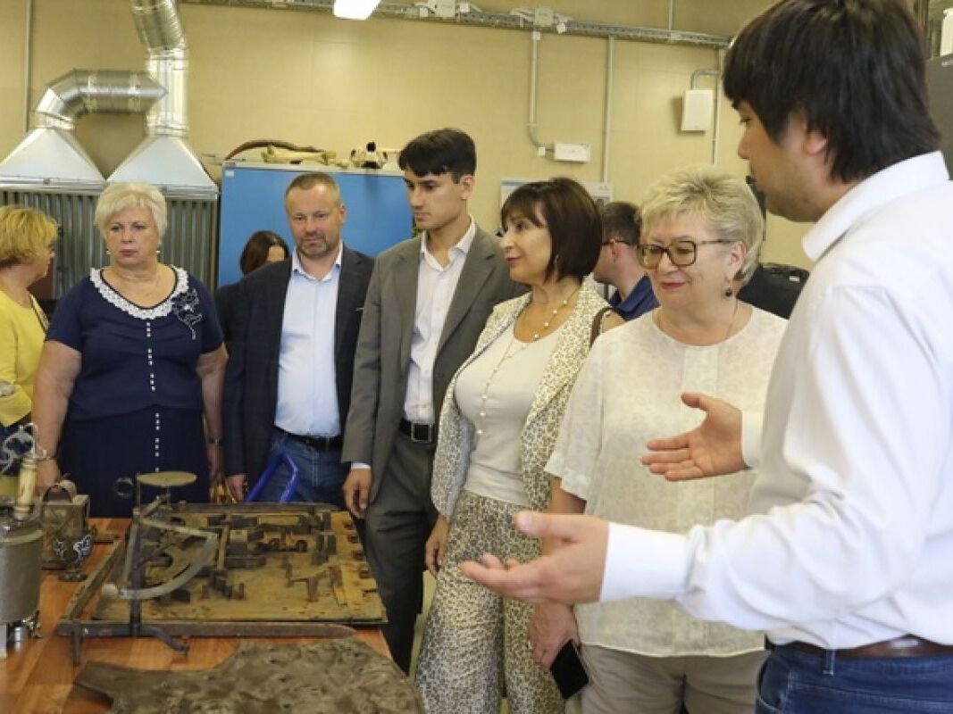 Рабочая поездка депутатов: сохранение культурного наследия и уважение к истории в Гатчинском районе
