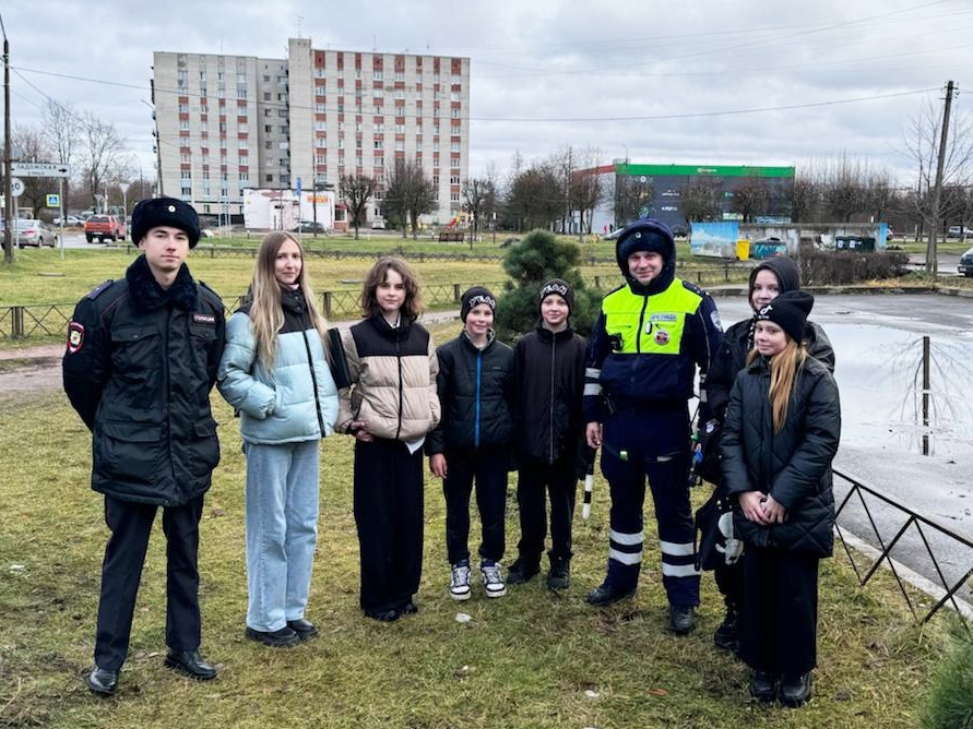 Юным участникам дорожного движения разъяснили правила поведения на дороге 