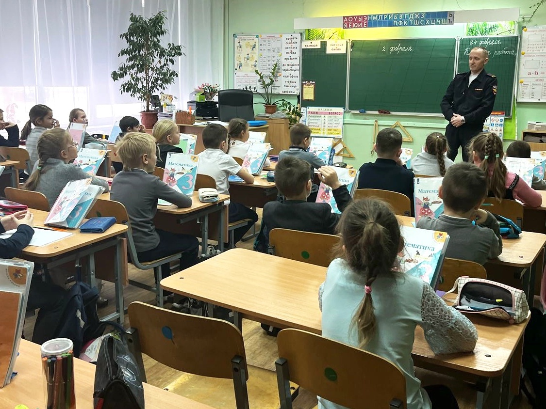 Госавтоинспекция провела урок безопасности для школьников в рамках «Декады безопасности» Госавтоинспекция провела урок безопасности для школьников в рамках «Декады безопасности»