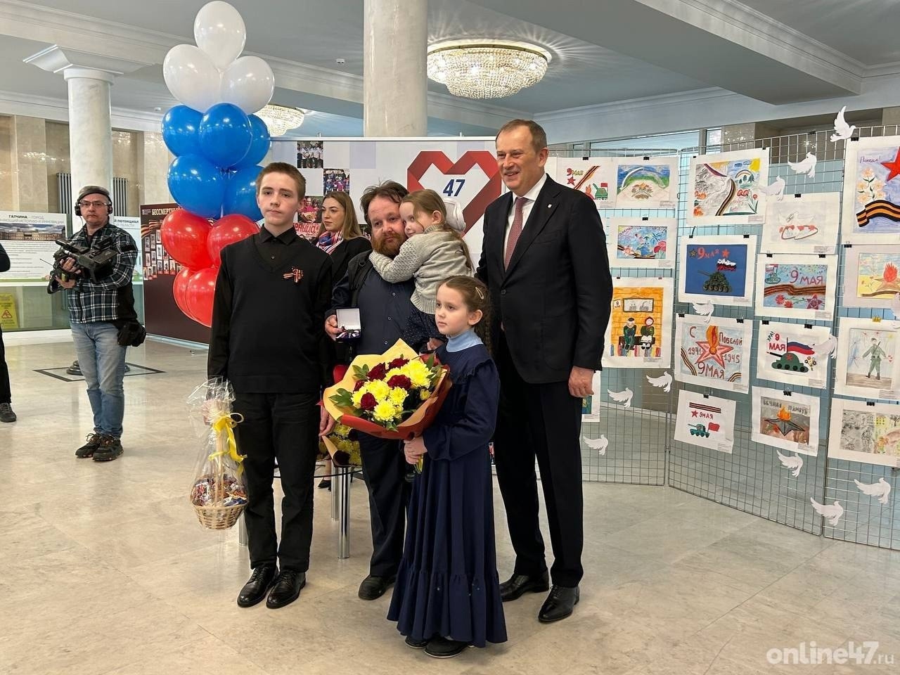 Многодетная семья из Кировского района стала обладательницей микроавтобуса Многодетная семья из Кировского района стала обладательницей микроавтобуса