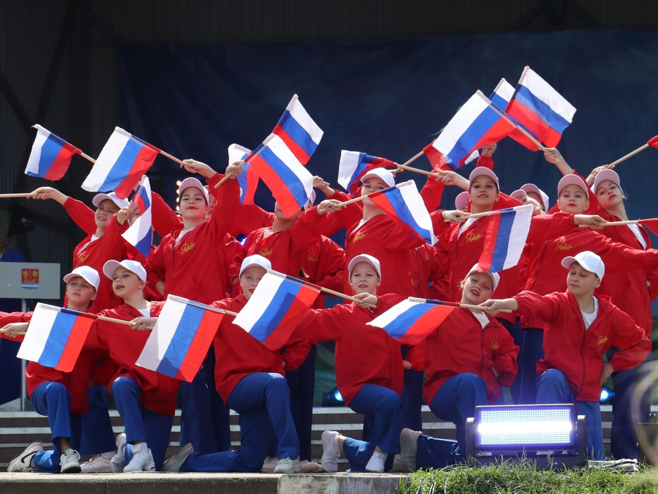 Жители Кировского района отметили День России Жители Кировского района отметили День России