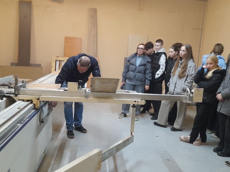 Сделай сам! Кировские школьники попробовали себя в роли сборщиков мебели  Сделай сам! Кировские школьники попробовали себя в роли сборщиков мебели