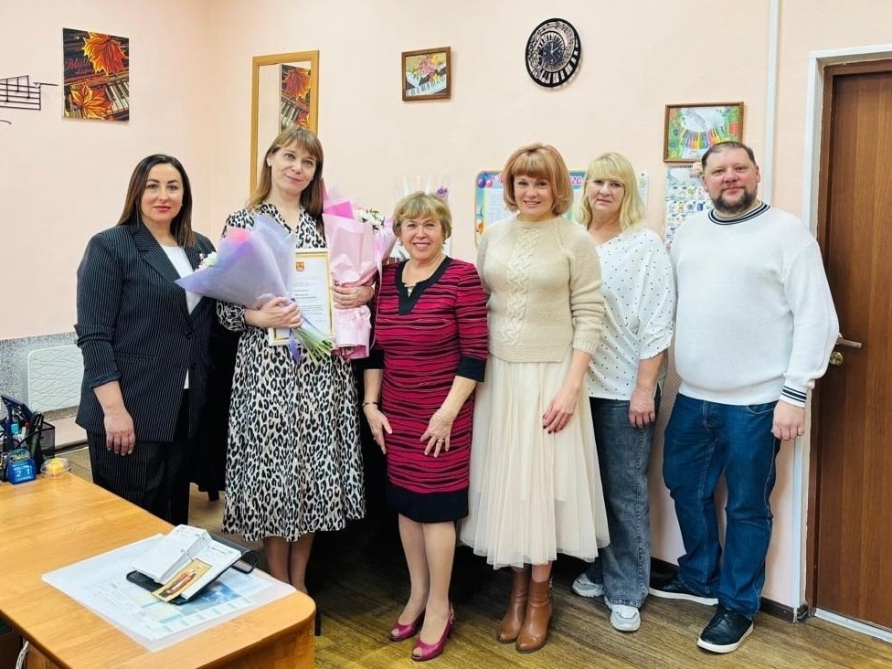 Педагогу Кировской музыкальной школы вручили почётную грамоту районного совета депутатов 