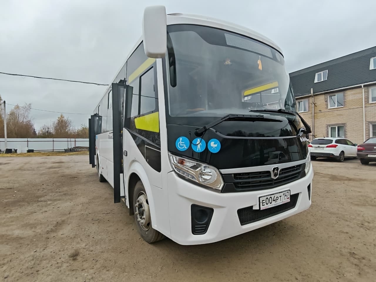 Новые автобусы осмотрели представители районной администрации Новые автобусы осмотрели представители районной администрации