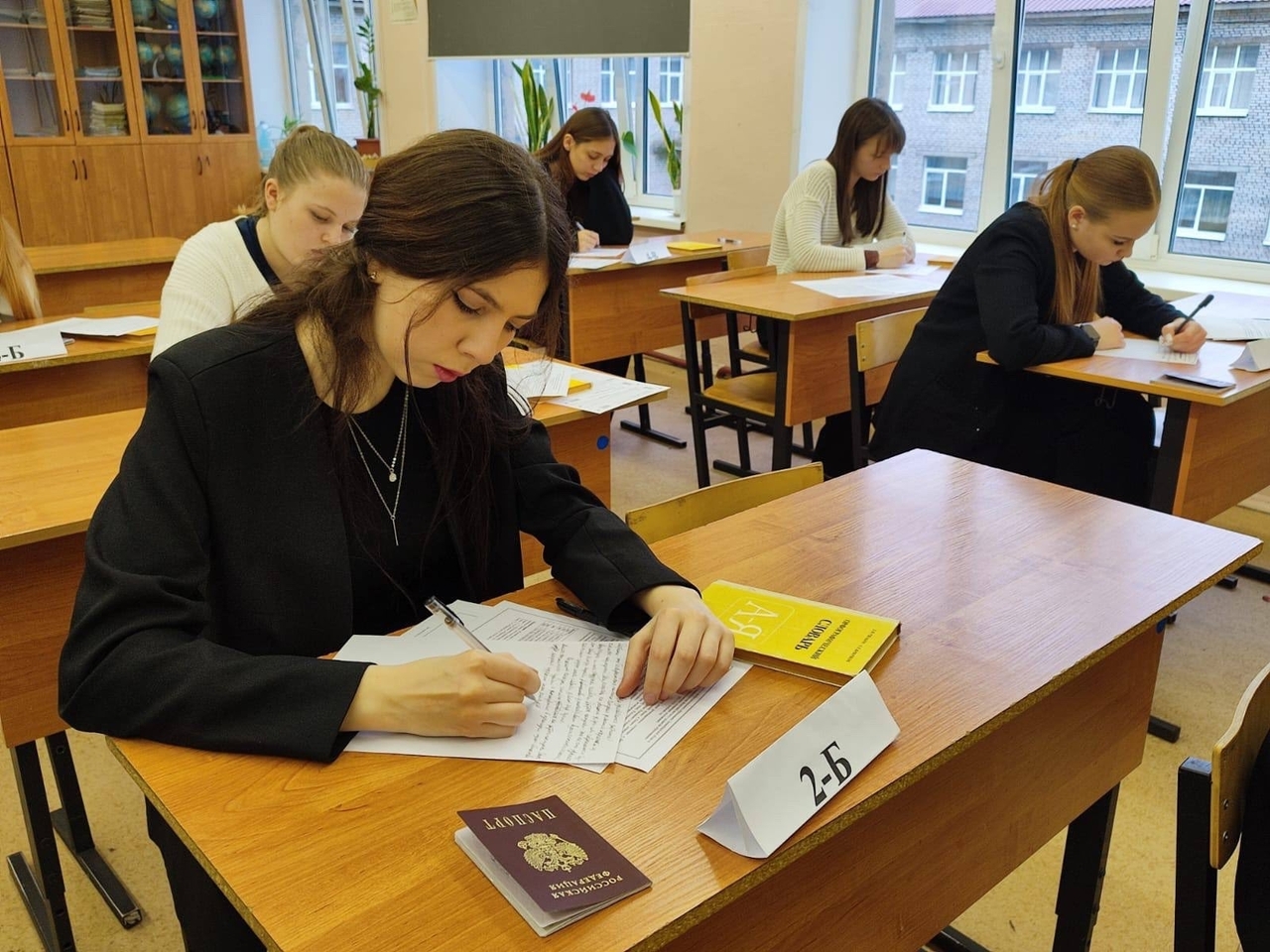 Выпускники школ написали репетиционное сочинение 