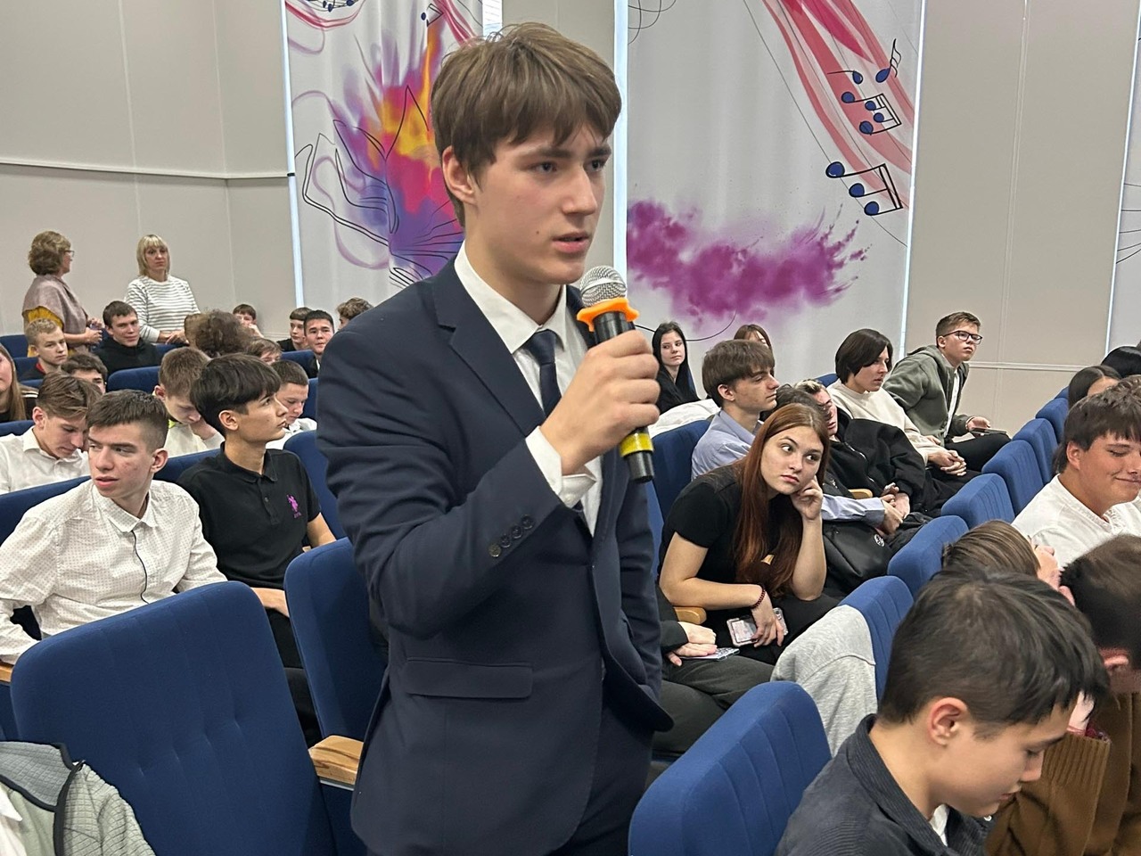 Школьники Кировского района обсудили с экспертами профилактику наркомании и основы ЗОЖ 