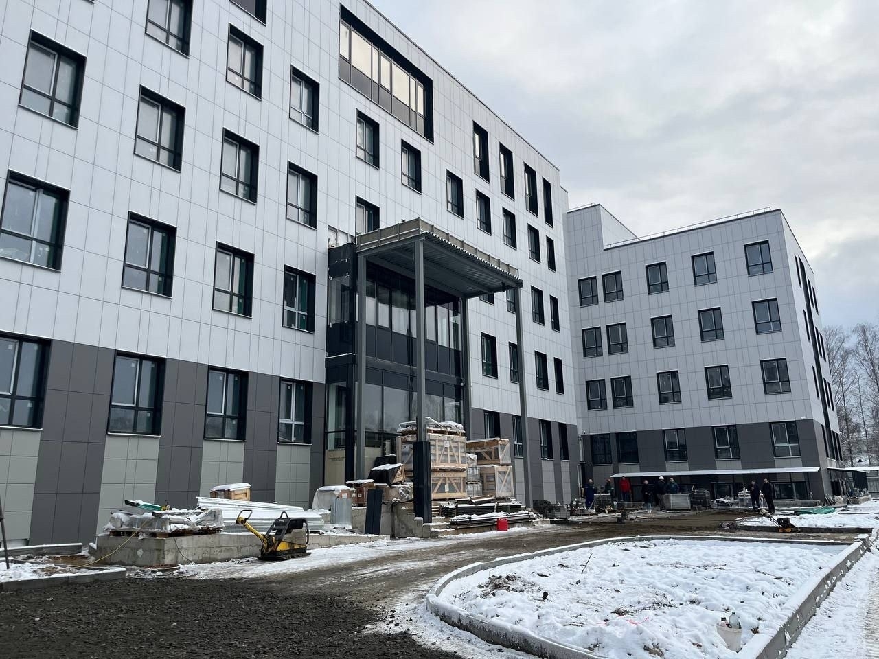 В новой поликлинике Кировска завершают внутреннюю отделку 