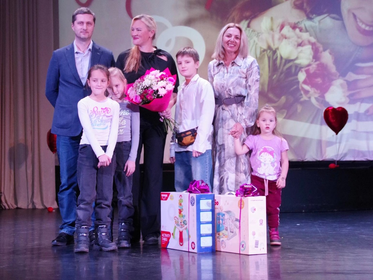 Отрадненок поздравили с Днём матери 