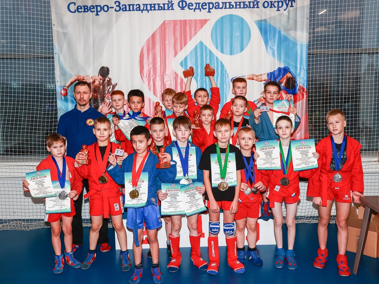 Самбисты взяли золото на межрегиональном турнире в Петербурге Самбисты взяли золото на межрегиональном турнире в Петербурге