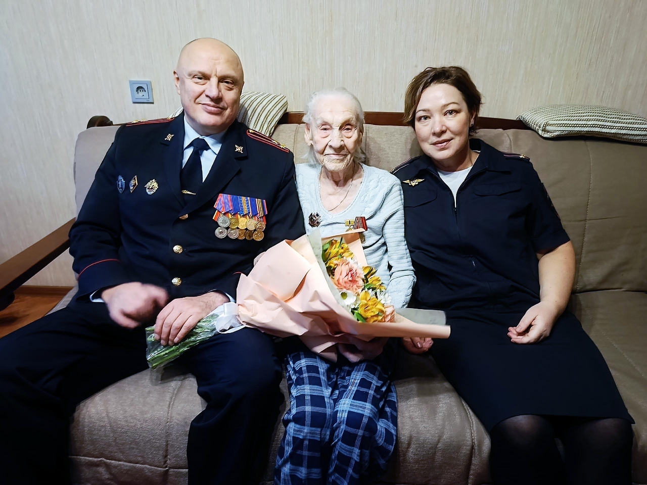 В гостях у ветерана: почётную жительницу Кировского района поздравили с Днём героев Отечества 