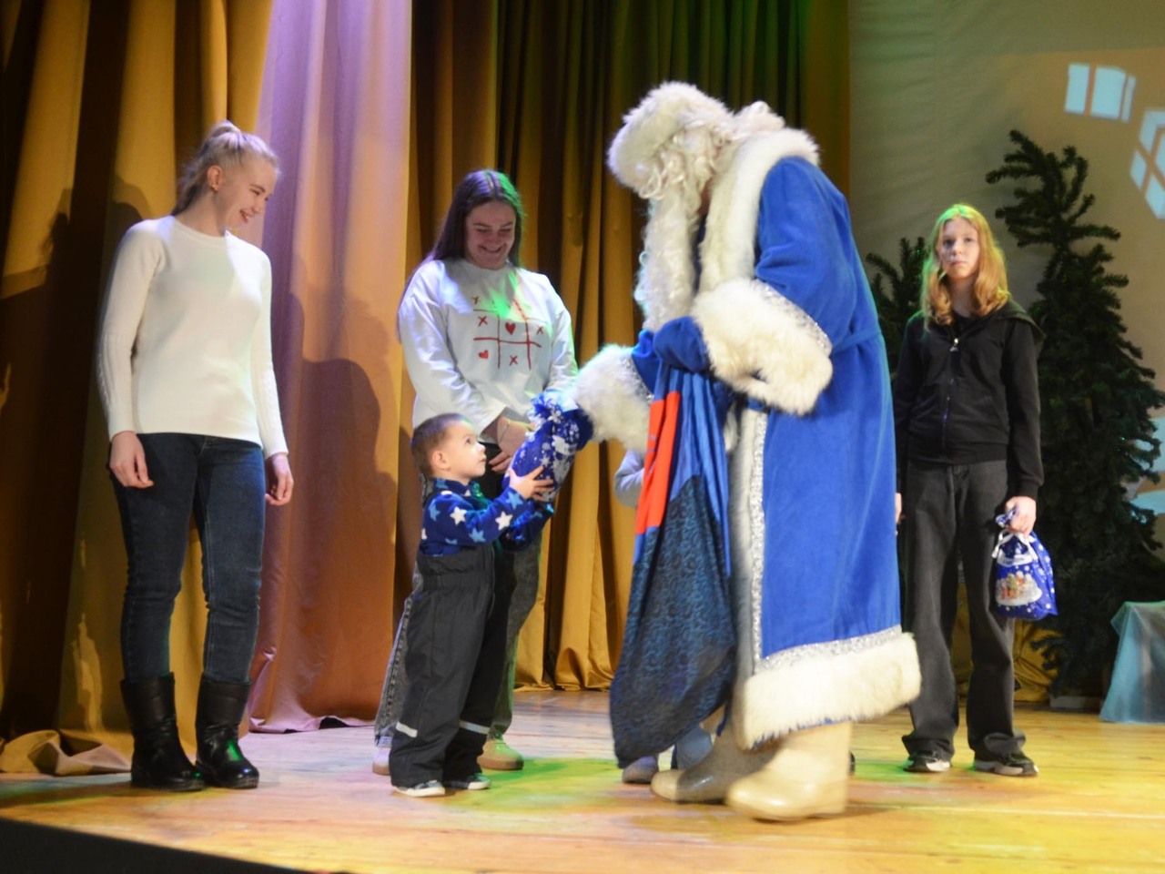 В Приладожском вручили новогодние подарки детям участников СВО 