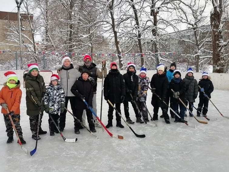 Шлиссельбургские школьники открыли хоккейный сезон… на валенках! 