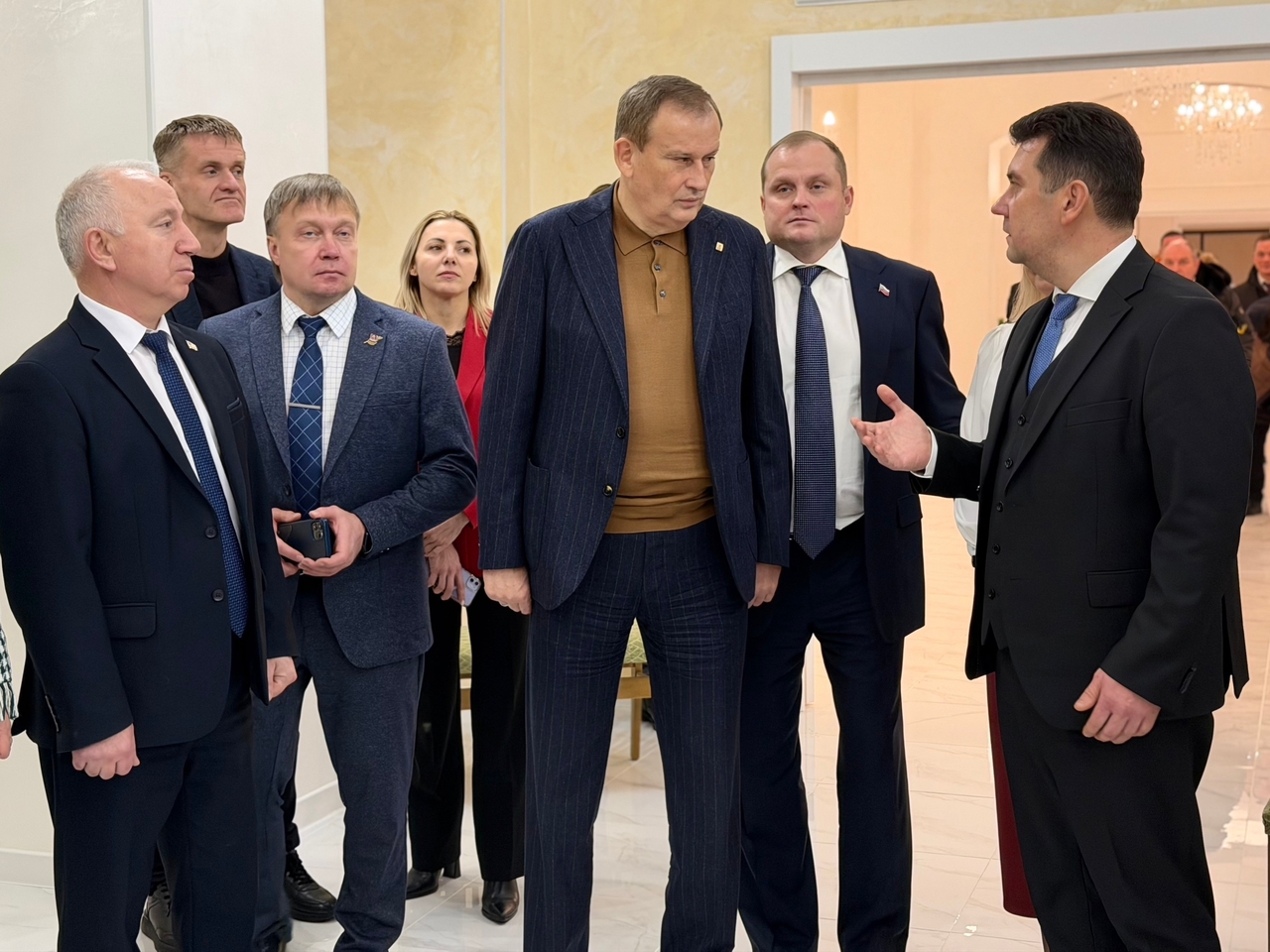 Александр Дрозденко посетил ЗАГС Кировского района Ленинградской области после ремонта