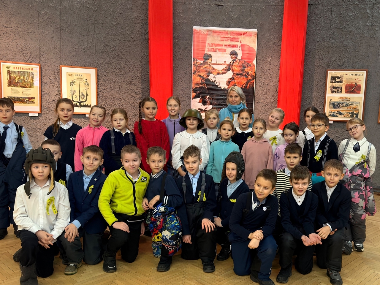 Гимназисты посетили выставку «Боевой карандаш» 