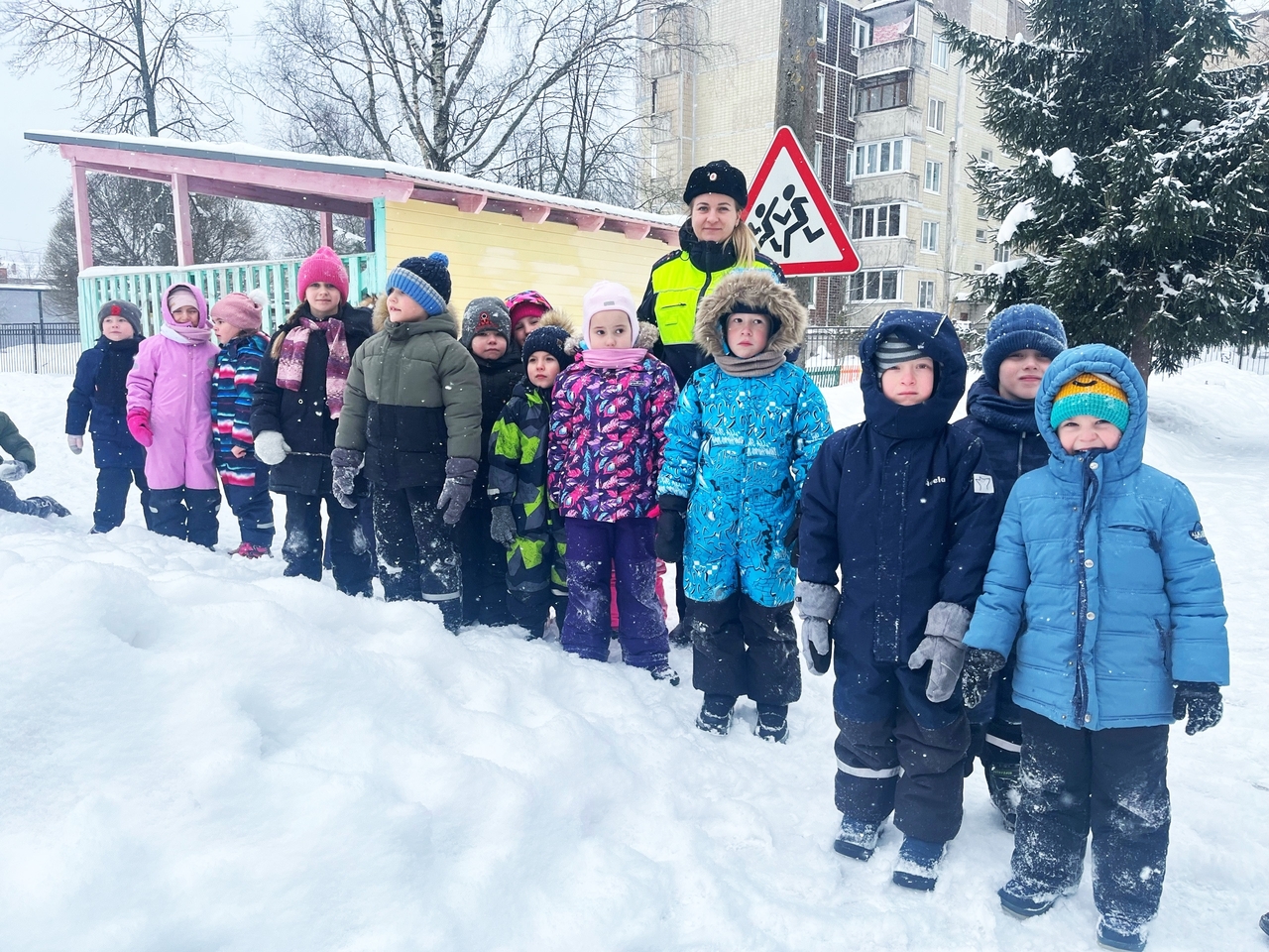 Сотрудники Госавтоинспекции учат детей безопасности на зимних дорогах 