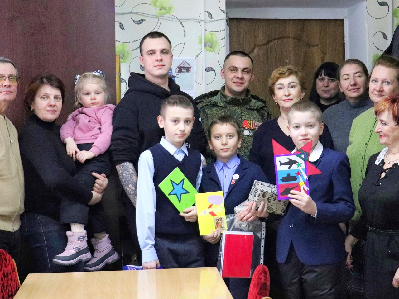 Кировские ветераны и школьники поздравили бойцов СВО с наступающим праздником Кировские ветераны и школьники поздравили бойцов СВО с наступающим праздником