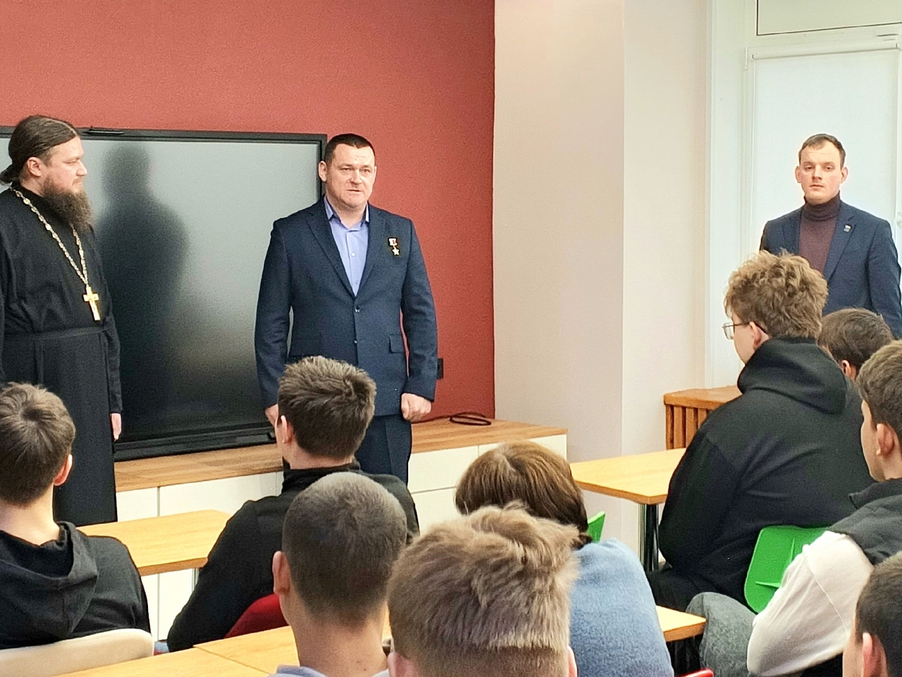 Герой России Валерий Енин встретился со студентами в Отрадном Герой России Валерий Енин встретился со студентами в Отрадном