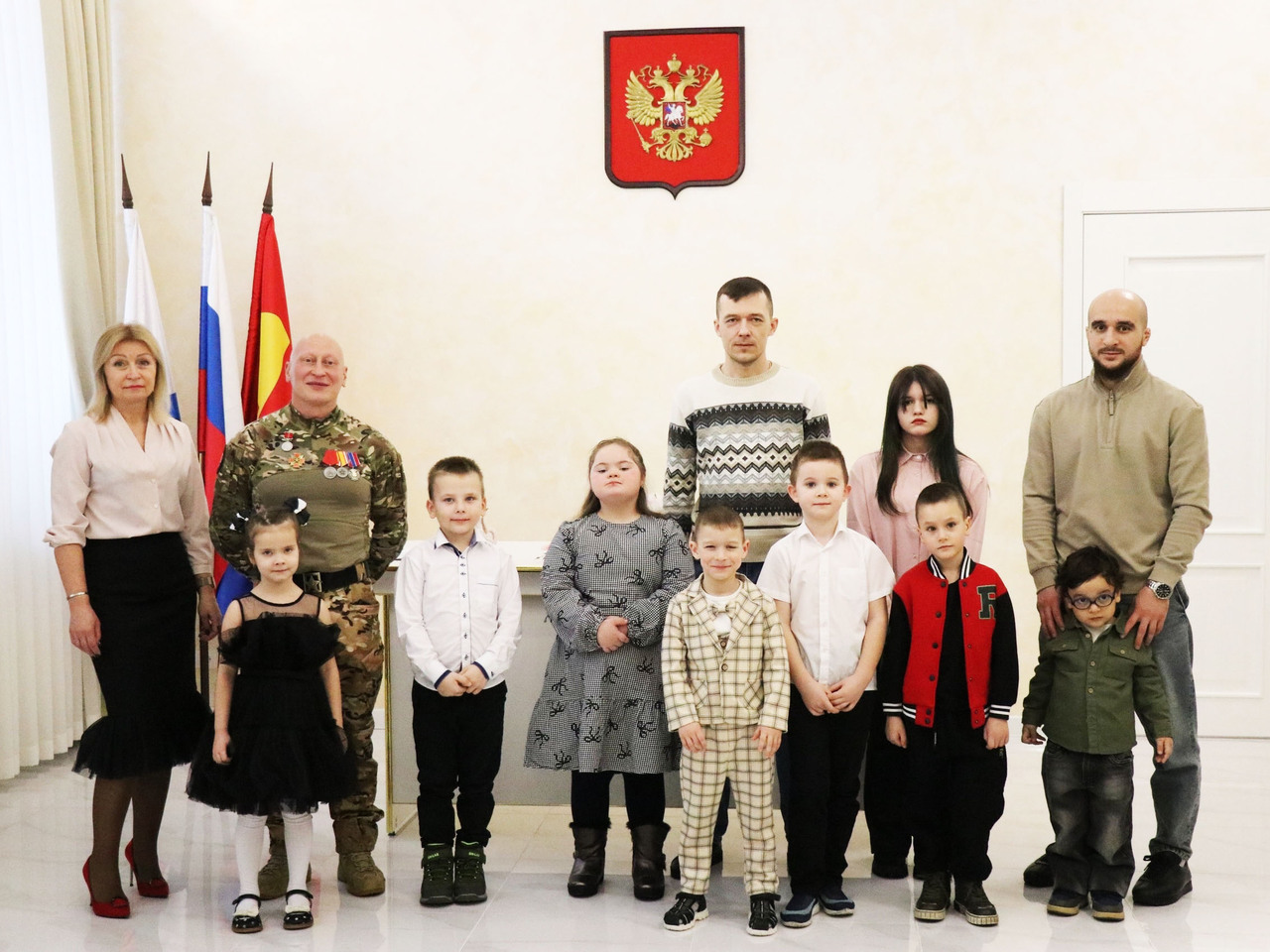 Юных защитников Отечества наградили в районном ЗАГСе 