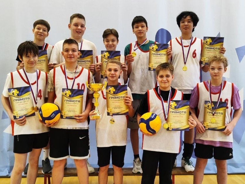 Волейбол в школу: кировские юноши разыграли медали 