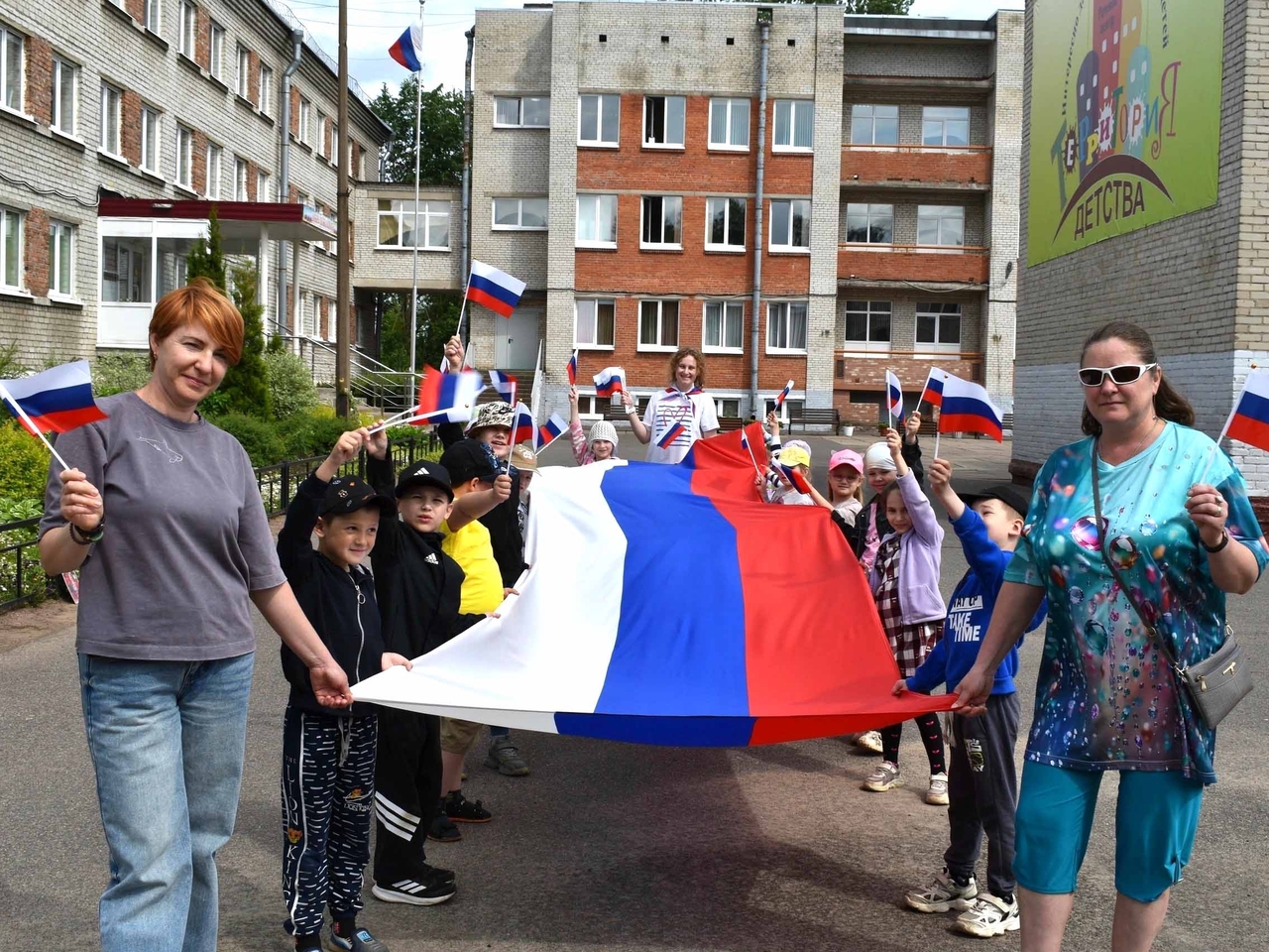 В Павловском центре «Логос» прошла акция «Российский триколор» В Павловском центре «Логос» прошла акция «Российский триколор»