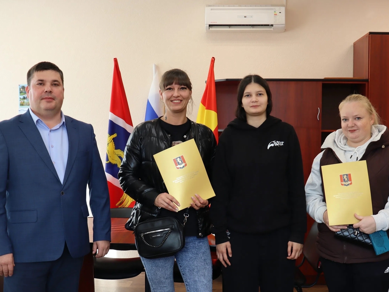 Мгинчанам вручили ключи от нового жилья Мгинчанам вручили ключи от нового жилья
