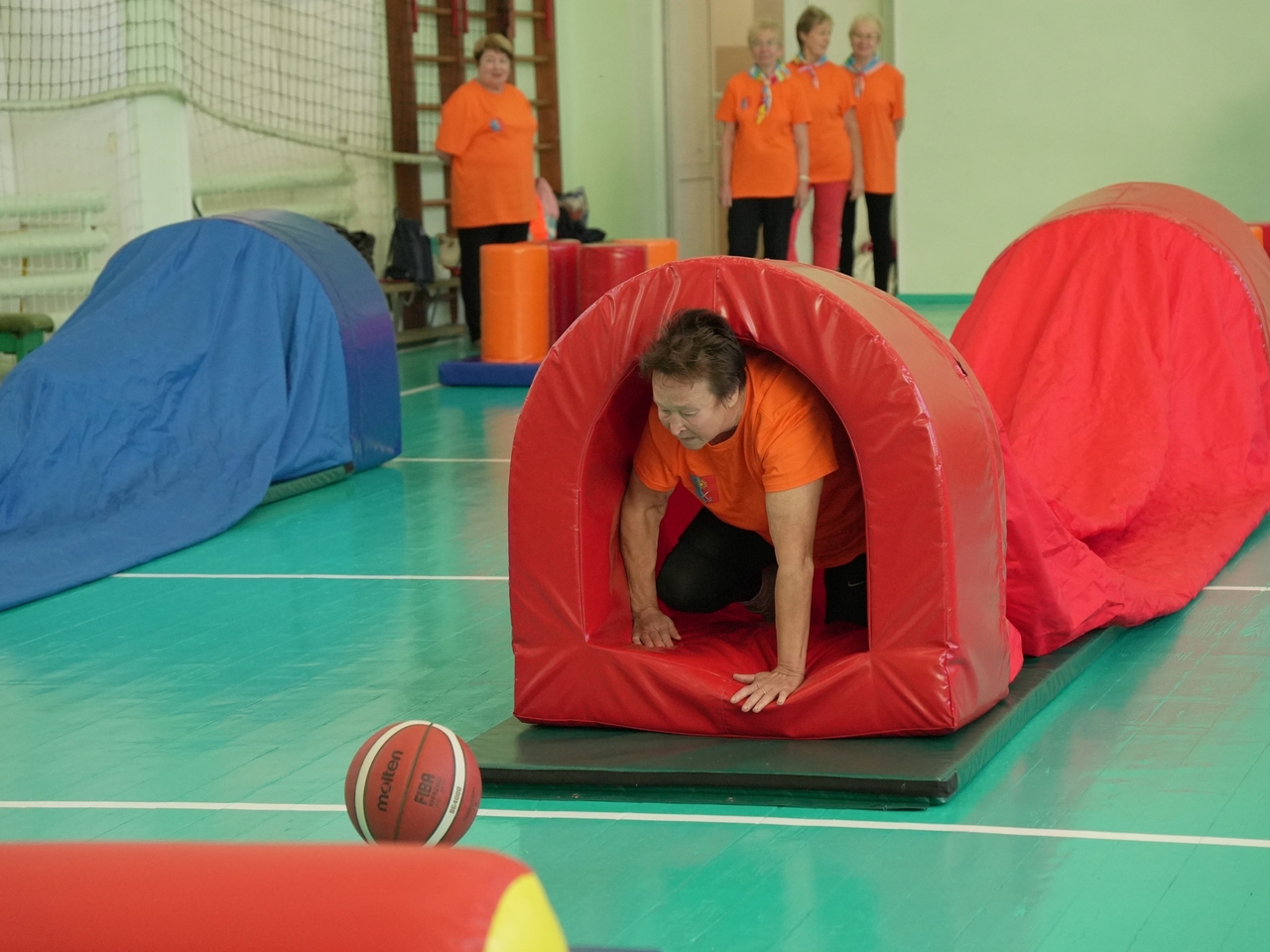 Спортивные бабушки выходят на полосу препятствий 