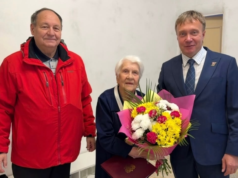 95 лет — с цветами и при полном параде! 95 лет — с цветами и при полном параде!
