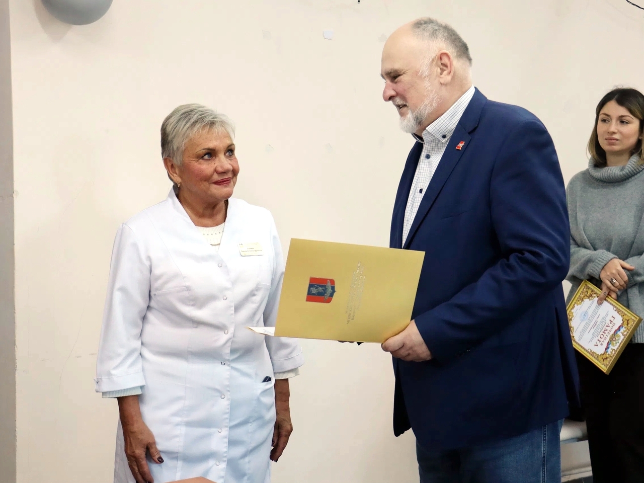 Мгинскому врачу вручили почётную грамоту 