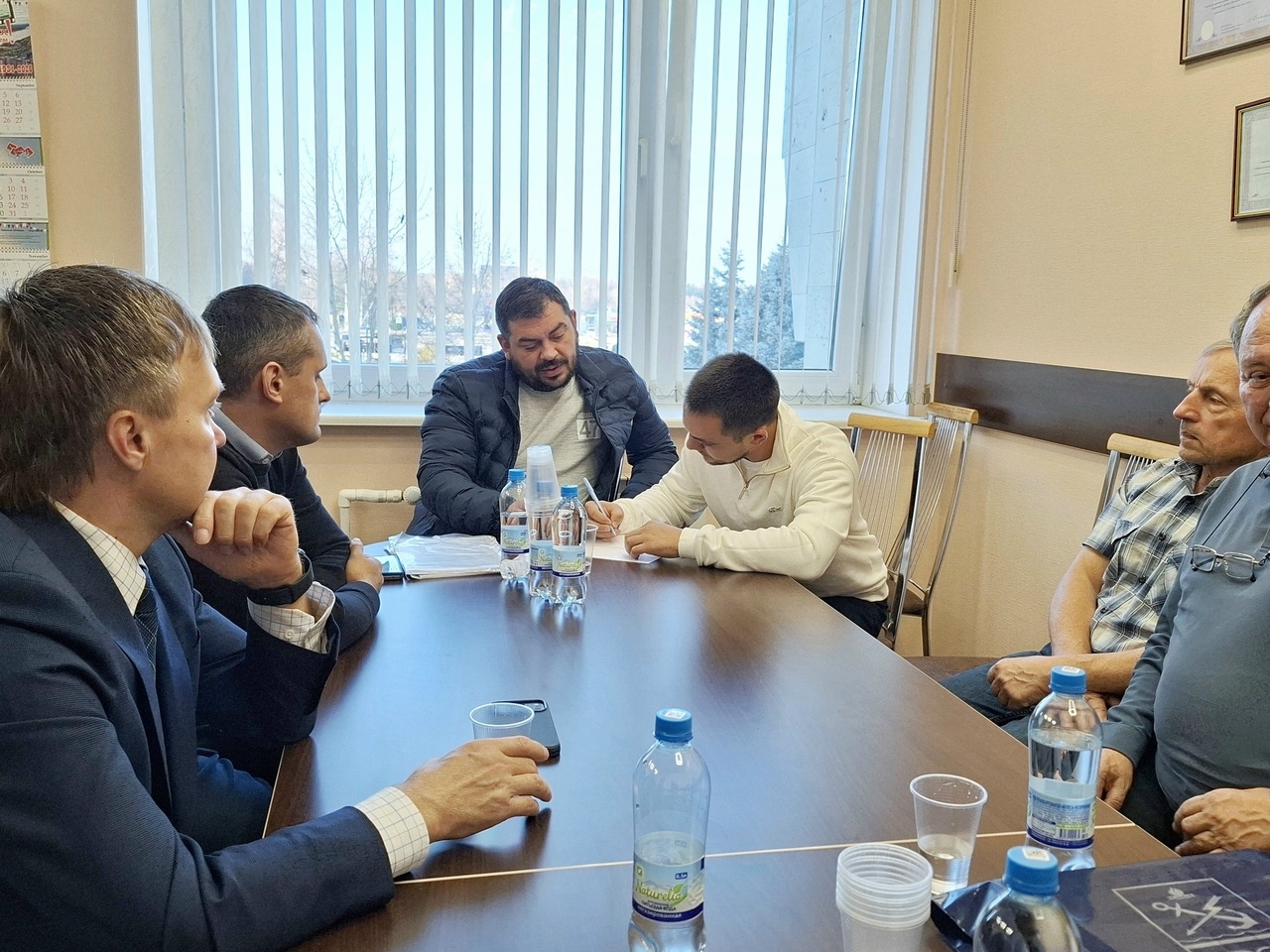 Добрая традиция: в администрации Кировска прошла встреча с участником СВО 