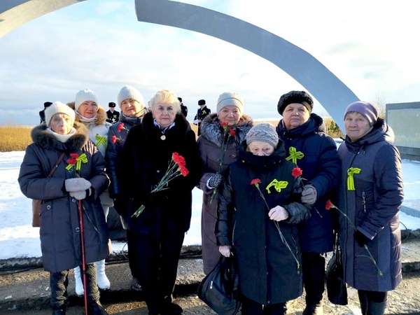 Ленинградцы почтили память погибших героев у мемориала &quot;Разорванное кольцо&quot; 