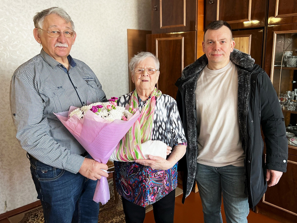 Жительницу Кировска поздравили с 95-летием 