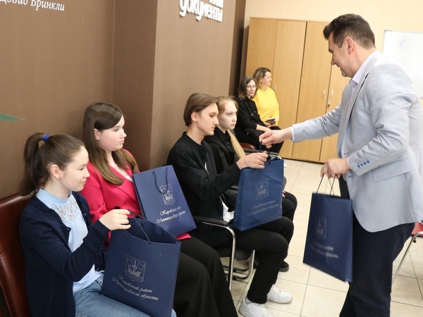В кировском МФЦ вручили паспорта юным россиянам ⁣⁣
