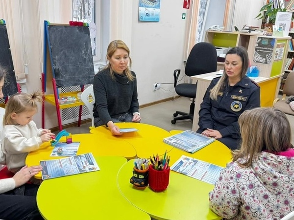 Юным посетителям библиотеки напомнили правила безопасности в зимний период 