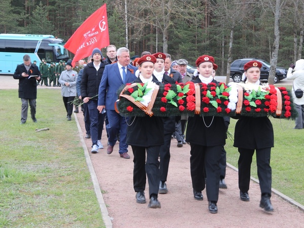 Вологодское землячество посетило памятные места боевой славы и массовых захоронений в Кировском районе
