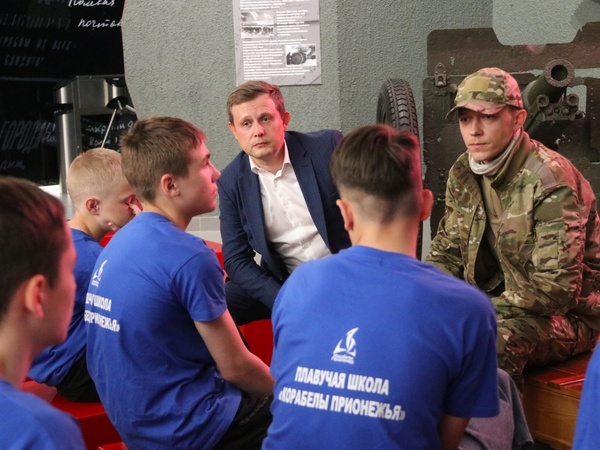 Участники географического общества &quot;Плавучая школа&quot; встретились с героями Кировского района