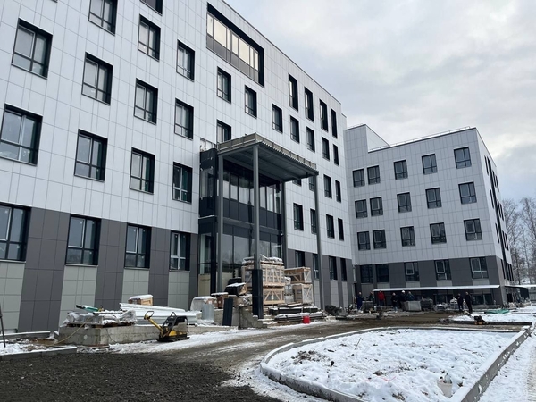 В новой поликлинике Кировска завершают внутреннюю отделку 