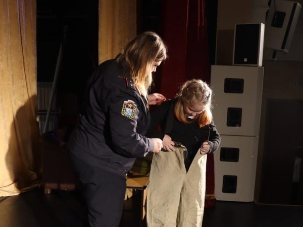 Школьники Мги примерили боевую одежду пожарных 