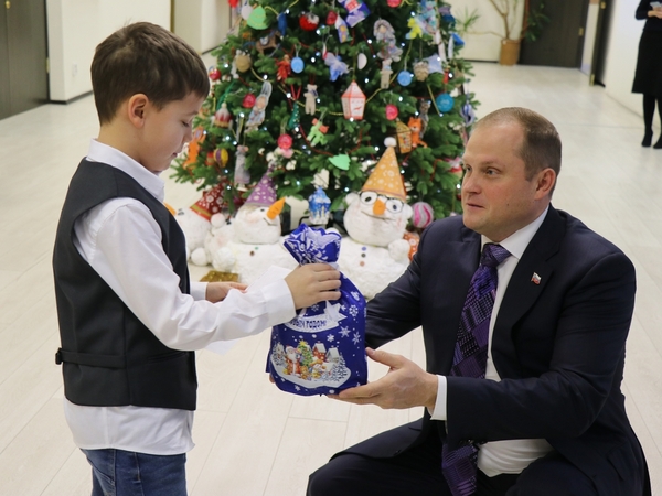 Парламентарии исполнили заветные детские желания!