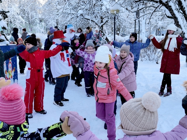 В Кировске прошла зимняя игровая программа «Выходи гулять!» 