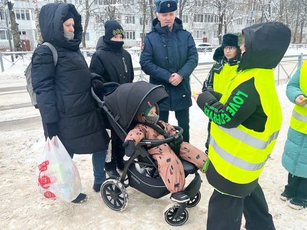 Автоинспекторы и ЮИДовцы провели совместную акцию «Засветись!» Автоинспекторы и ЮИДовцы провели совместную акцию «Засветись!»
